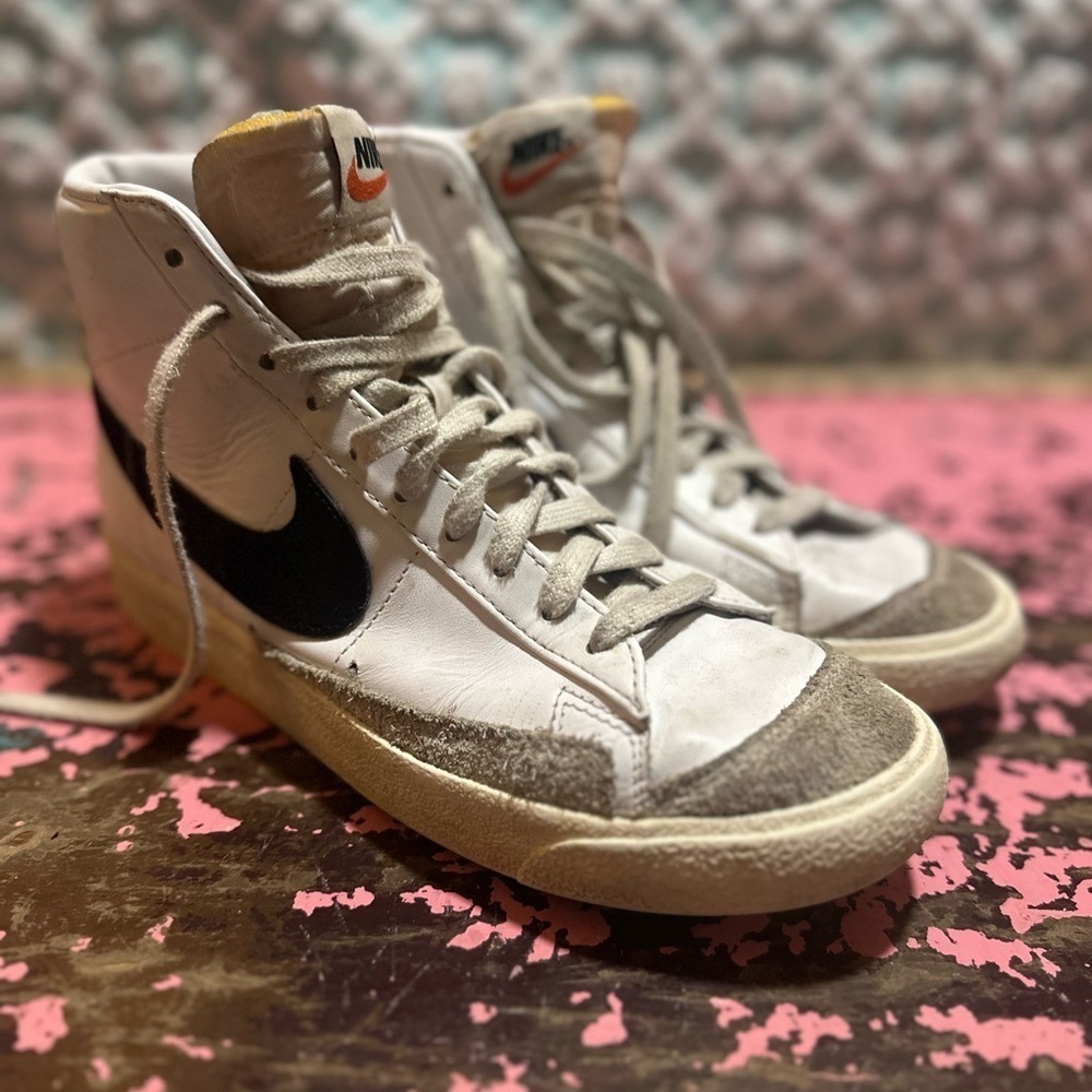 Well Loved White Nike Blazers men’s sz 8, Women’s 10